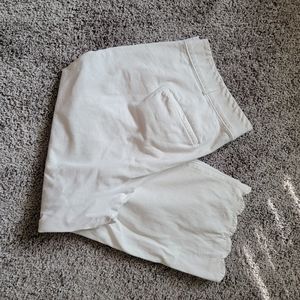 Lane Bryant White Capris size 16 With cute scallop bottoms.